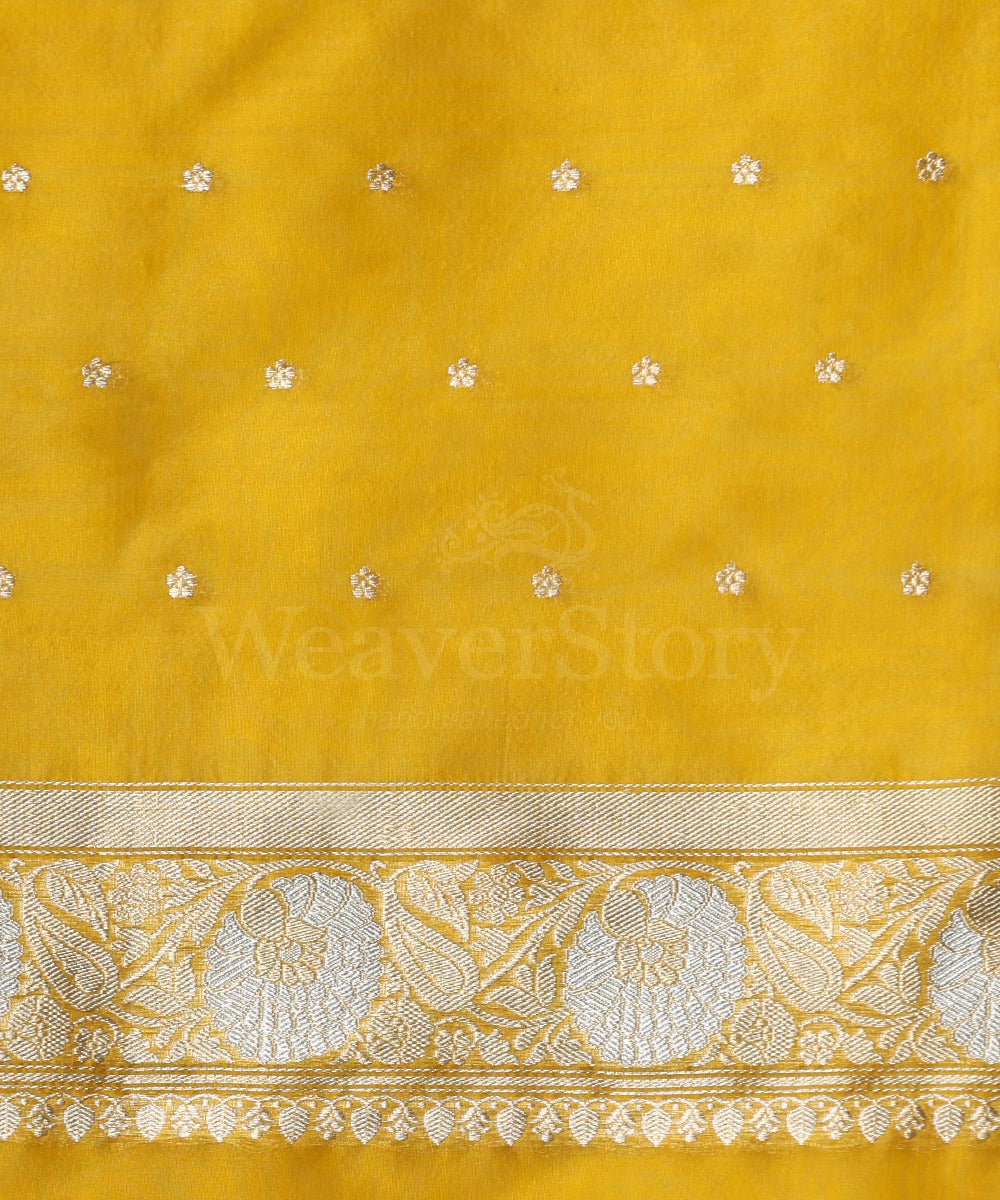 Handloom_Mustard_Pure_Kora_Silk_Banarasi_Saree_With_Sona_Rupa_Kadhwa_Zari_Booti_And_Lemon_Selvedge_WeaverStory_05