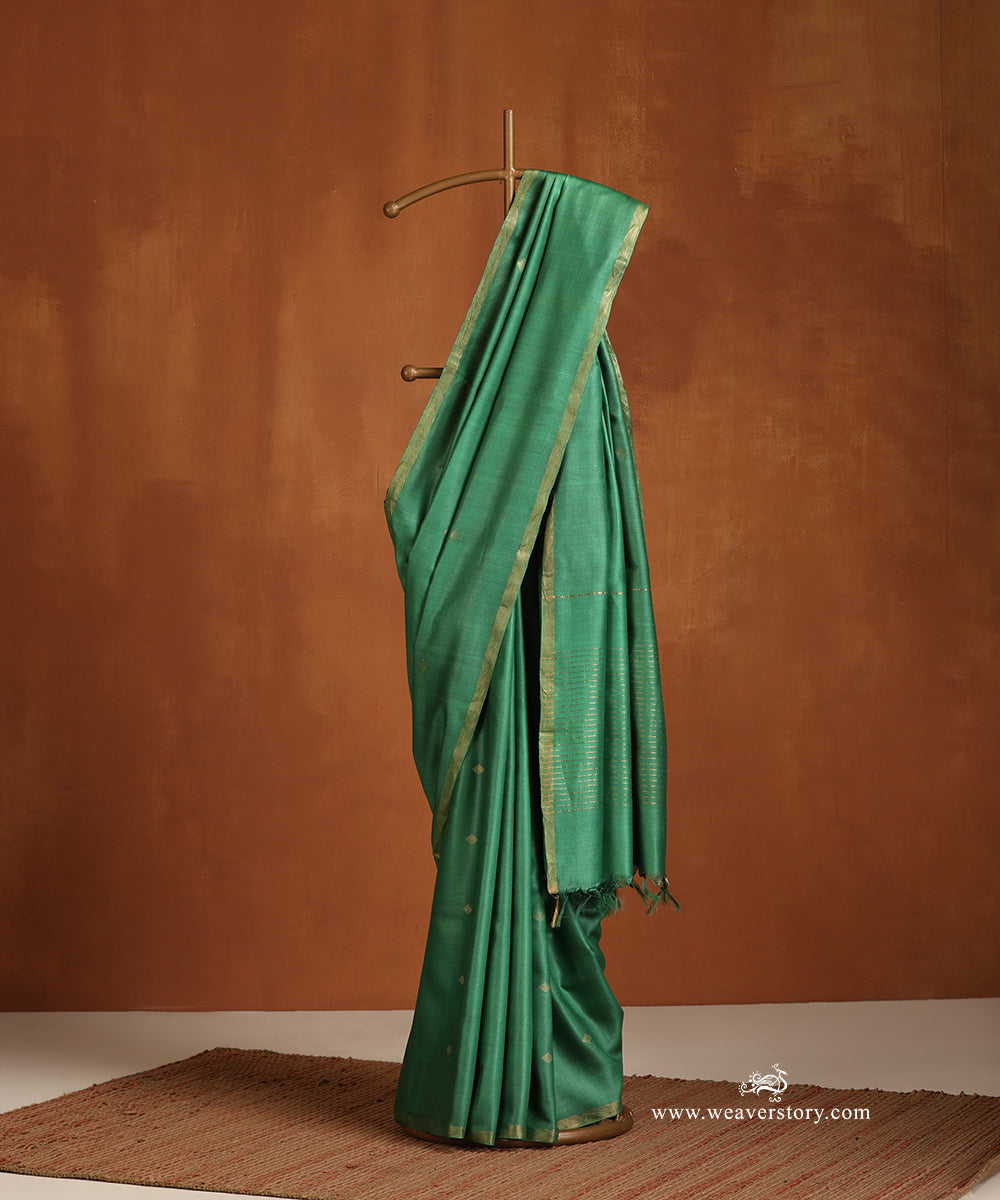 Emerald_Green_Handloom_Pure_Munga_Silk_Saree_With_Barfi_Motif_WeaverStory_01
