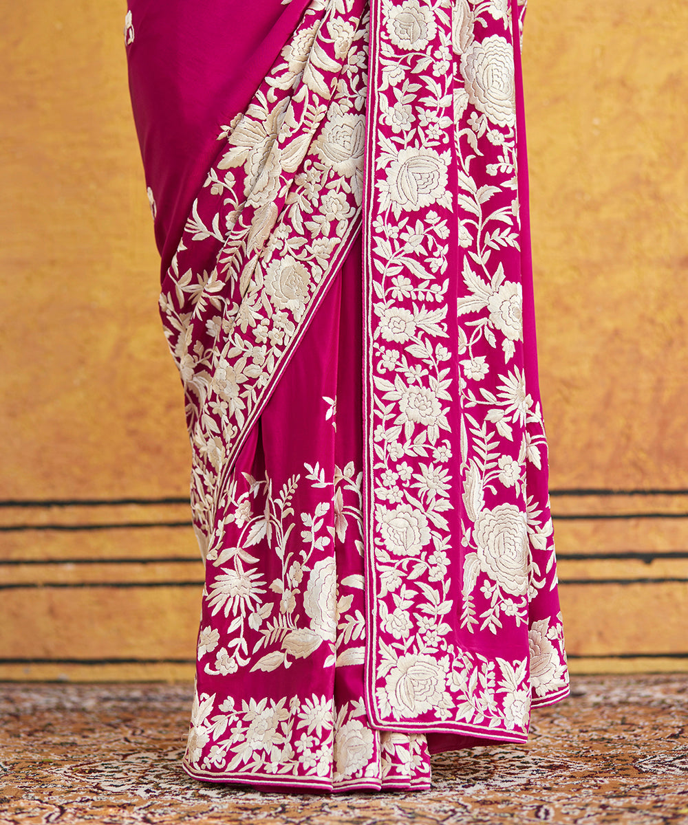 Magenta_Hand_Embroidered_Crepe_Pink_Parsi_Gara_Saree_With_White_Flowers_On_Pallu_WeaverStory_04