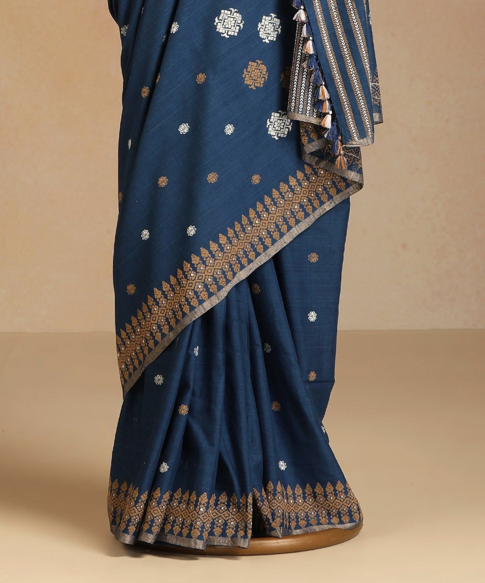 Blue_Handloom_Pure_Eri_Silk_Assam_Indigo_Dye_Saree_With_Beige_And_White_Small_And_Big_Floral_Booti_And_Beige_Border_WeaverStory_03