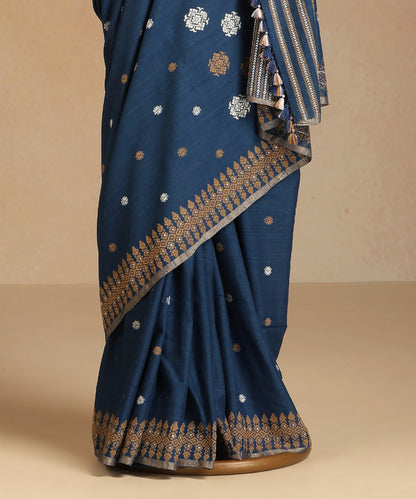 Blue_Handloom_Pure_Eri_Silk_Assam_Indigo_Dye_Saree_With_Beige_And_White_Small_And_Big_Floral_Booti_And_Beige_Border_WeaverStory_03