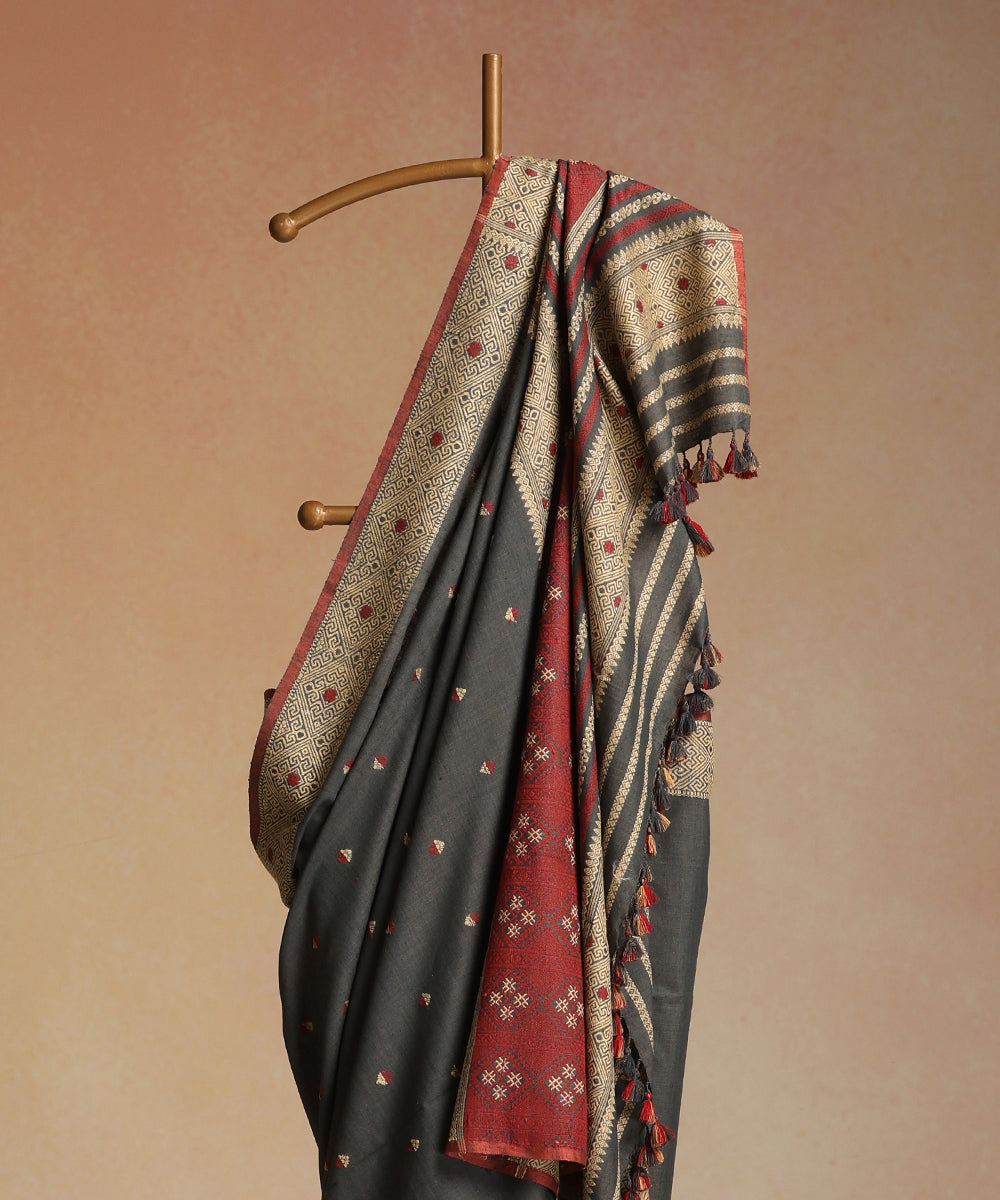 Grey_Handloom_Pure_Eri_Silk_Myrobalan_Dye_Saree_With_Red_And_Beige_Small_Floral_Booti_WeaverStory_02