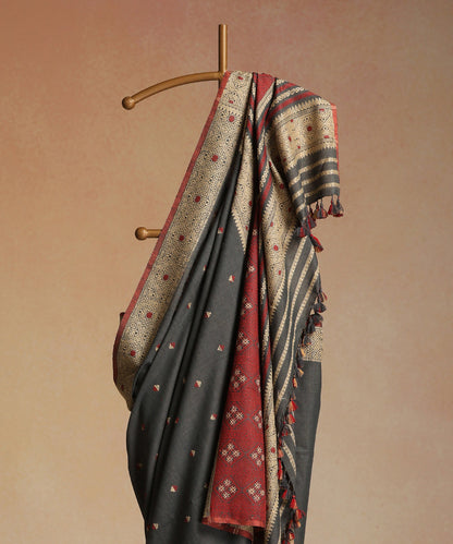 Grey_Handloom_Pure_Eri_Silk_Myrobalan_Dye_Saree_With_Red_And_Beige_Small_Floral_Booti_WeaverStory_02