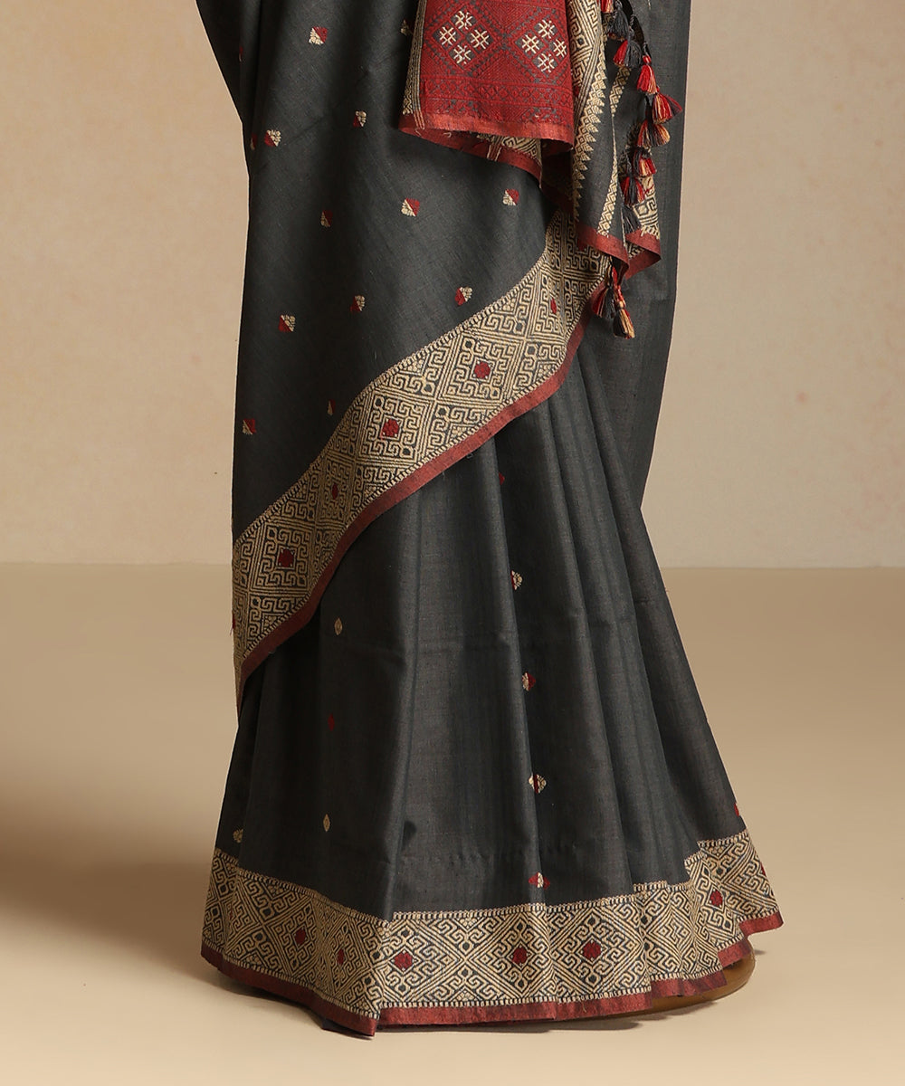 Grey_Handloom_Pure_Eri_Silk_Myrobalan_Dye_Saree_With_Red_And_Beige_Small_Floral_Booti_WeaverStory_03