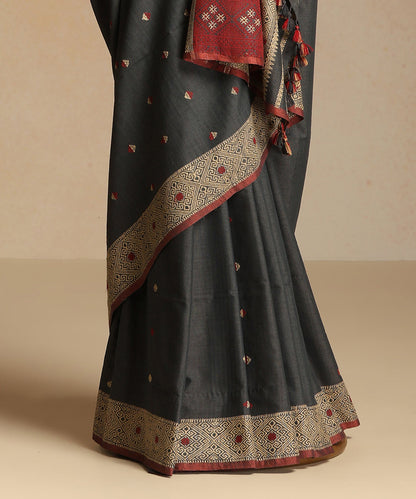 Grey_Handloom_Pure_Eri_Silk_Myrobalan_Dye_Saree_With_Red_And_Beige_Small_Floral_Booti_WeaverStory_03
