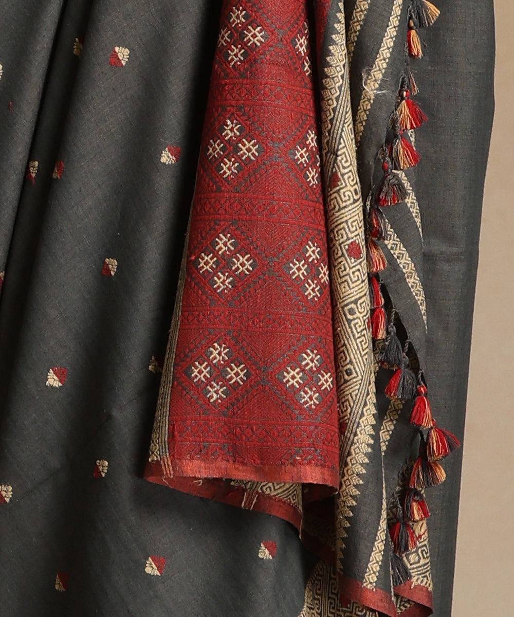 Grey_Handloom_Pure_Eri_Silk_Myrobalan_Dye_Saree_With_Red_And_Beige_Small_Floral_Booti_WeaverStory_04