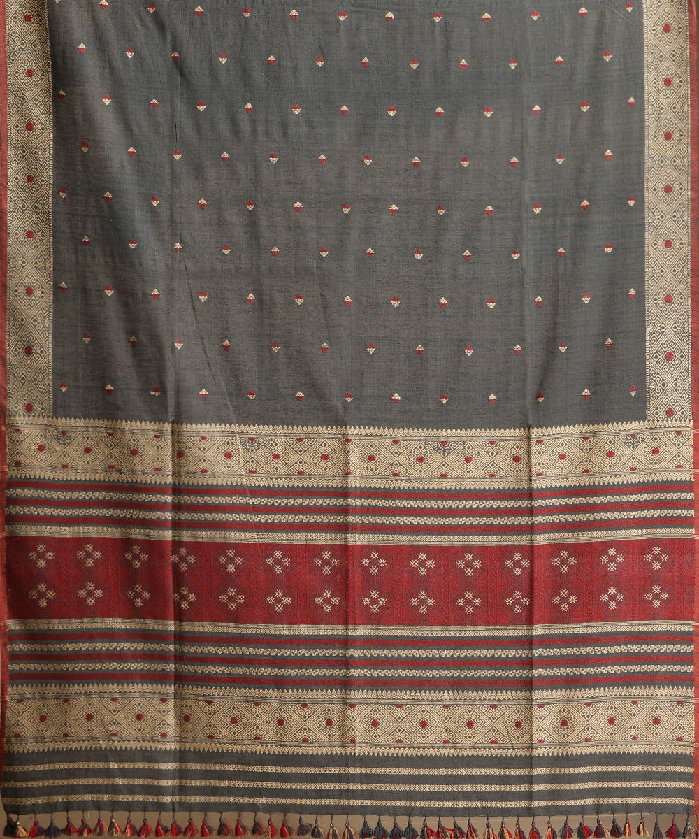 Grey_Handloom_Pure_Eri_Silk_Myrobalan_Dye_Saree_With_Red_And_Beige_Small_Floral_Booti_WeaverStory_05