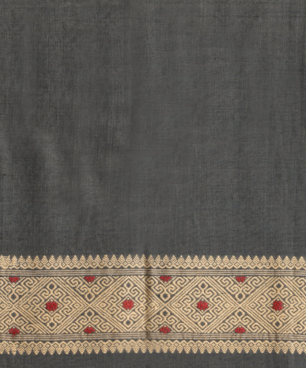 Grey_Handloom_Pure_Eri_Silk_Myrobalan_Dye_Saree_With_Red_And_Beige_Small_Floral_Booti_WeaverStory_06