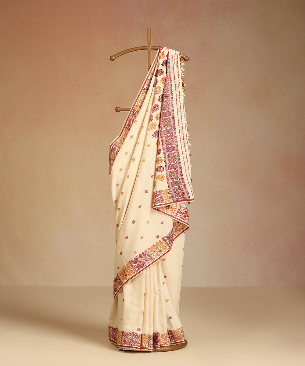 White_Handloom_Pure_Eri_Silk_Natural_Dye_Saree_With_Floral_Booti_And_Red_And_Yellow_Kite_Motifs_On_Border_WeaverStory_01