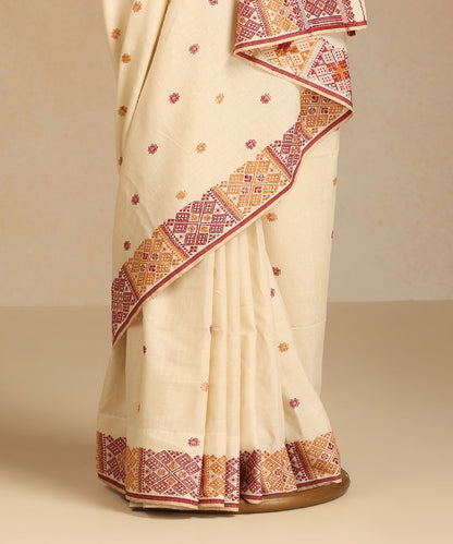 White_Handloom_Pure_Eri_Silk_Natural_Dye_Saree_With_Floral_Booti_And_Red_And_Yellow_Kite_Motifs_On_Border_WeaverStory_03