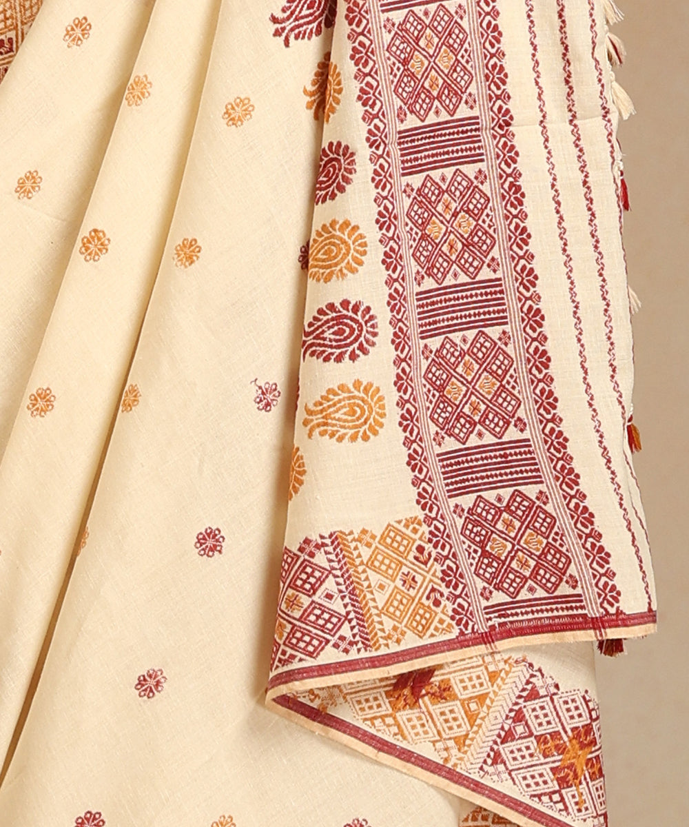 White_Handloom_Pure_Eri_Silk_Natural_Dye_Saree_With_Floral_Booti_And_Red_And_Yellow_Kite_Motifs_On_Border_WeaverStory_04