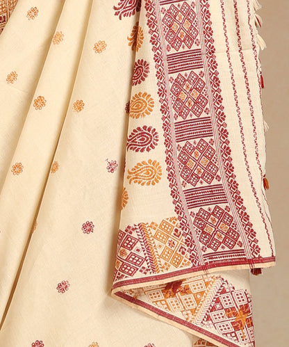 White_Handloom_Pure_Eri_Silk_Natural_Dye_Saree_With_Floral_Booti_And_Red_And_Yellow_Kite_Motifs_On_Border_WeaverStory_04