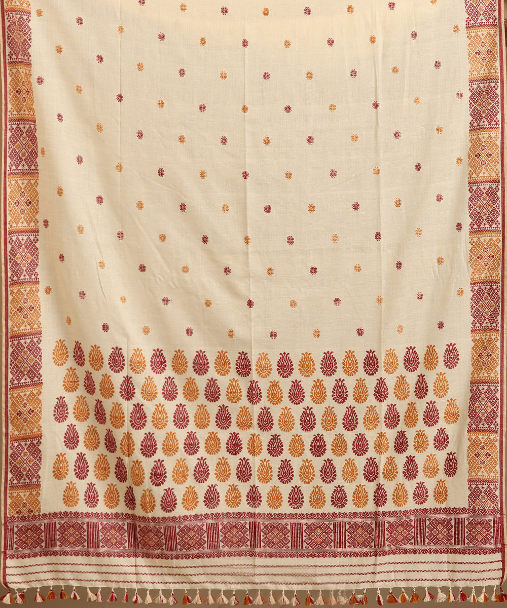 White_Handloom_Pure_Eri_Silk_Natural_Dye_Saree_With_Floral_Booti_And_Red_And_Yellow_Kite_Motifs_On_Border_WeaverStory_05