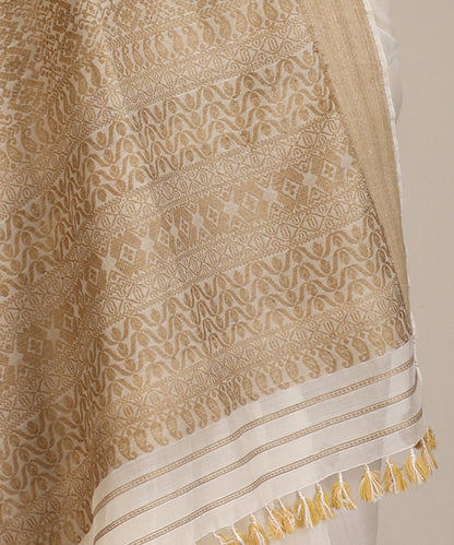 White_Handloom_Raw_Mulberry_Silk_Natural_Dye_Saree_With_Beige_Border_Pallu_WeaverStory_04