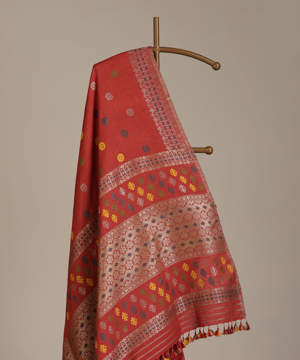 Rust_Handloom_Pure_Eri_Silk_Assam_Manjistha_Dye_Saree_With_Multicoloured_Floral_Booti_WeaverStory_02