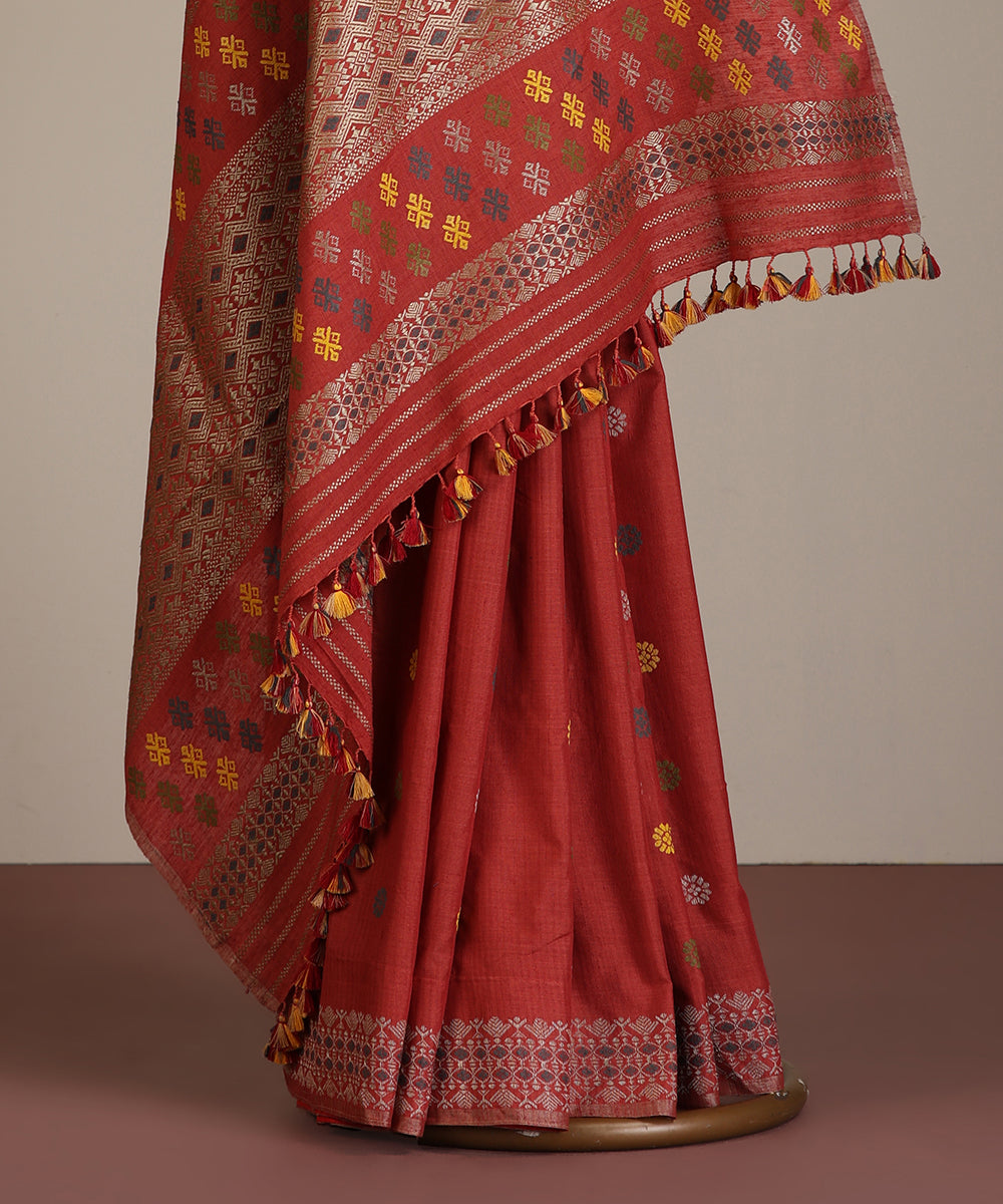 Rust_Handloom_Pure_Eri_Silk_Assam_Manjistha_Dye_Saree_With_Multicoloured_Floral_Booti_WeaverStory_03