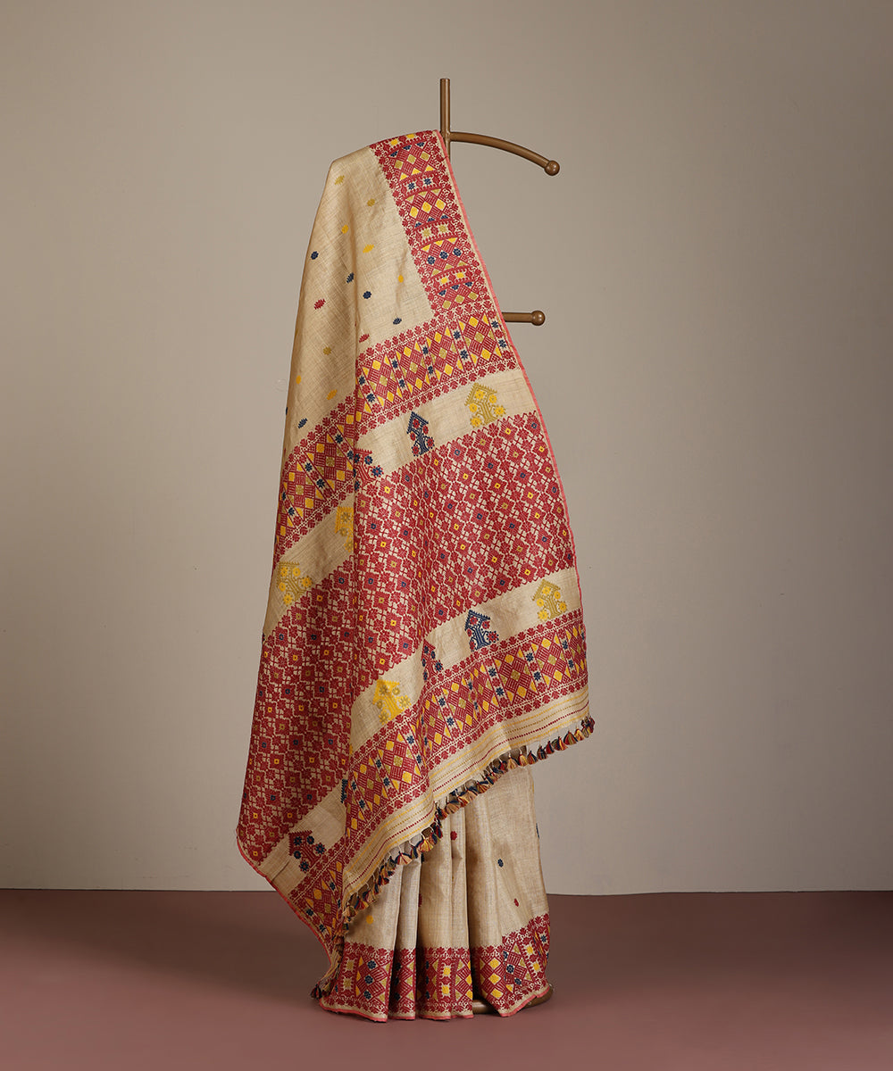 Beige_Handloom_Pure_Muga_Silk_Natural_Dye_Saree_With_Intricate_Pallu_And_Blue_And_Yellow_Floral_Meena_Booti_WeaverStory_01