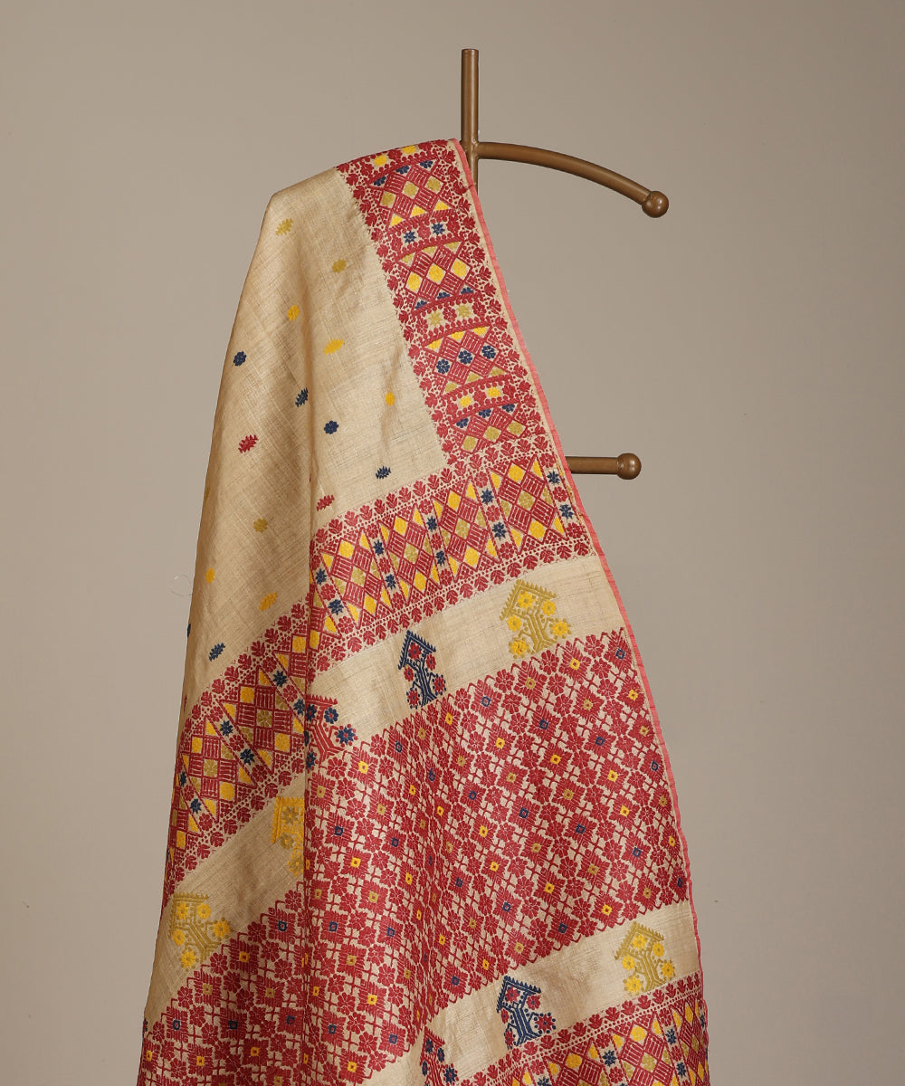 Beige_Handloom_Pure_Muga_Silk_Natural_Dye_Saree_With_Intricate_Pallu_And_Blue_And_Yellow_Floral_Meena_Booti_WeaverStory_02