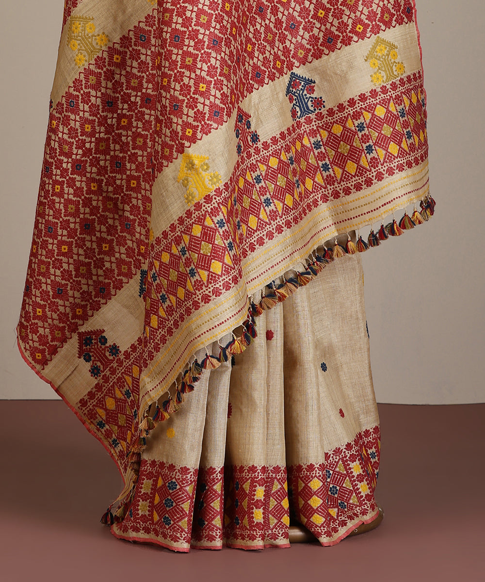 Beige_Handloom_Pure_Muga_Silk_Natural_Dye_Saree_With_Intricate_Pallu_And_Blue_And_Yellow_Floral_Meena_Booti_WeaverStory_03