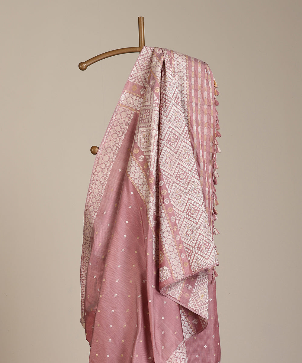 Lilac_Handloom_Pure_Mulberry_Silk_Lac_Stick_Dye_Saree_With_Ambi_Booti_On_Pallu_WeaverStory_02