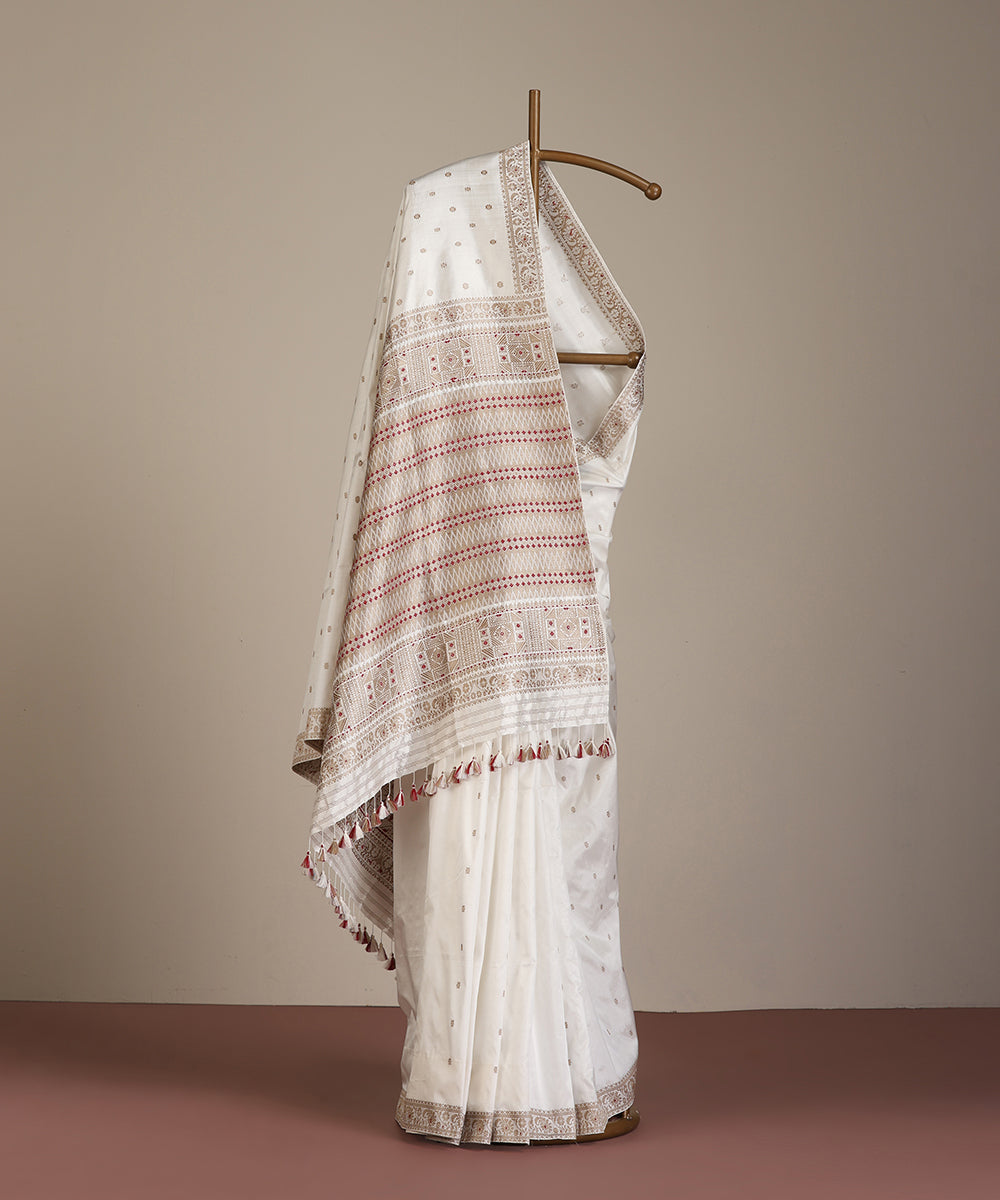 White_Handloom_Pure_Mulberry_Silk_Natural_Dye_Saree_With_Red_Meena_Border_Pallu_WeaverStory_01