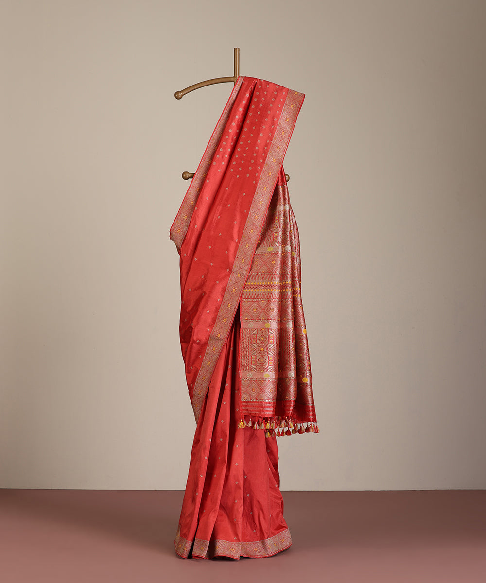 Red_Handloom_Pure_Mulberry_Silk_Manjistha_Dye_Saree_With_Small_Diamond_Motifs_Booti_WeaverStory_01