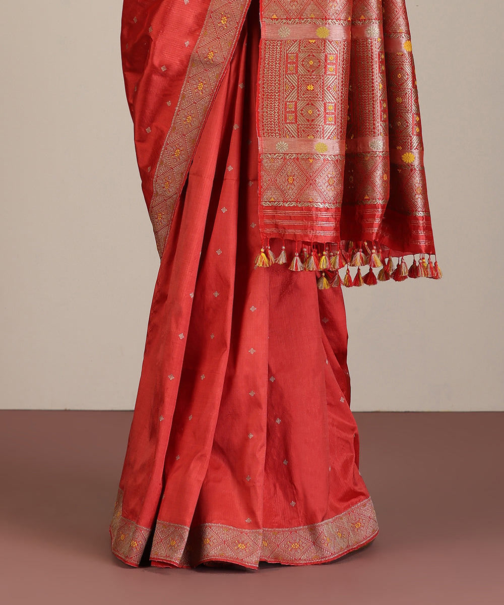 Red_Handloom_Pure_Mulberry_Silk_Manjistha_Dye_Saree_With_Small_Diamond_Motifs_Booti_WeaverStory_03