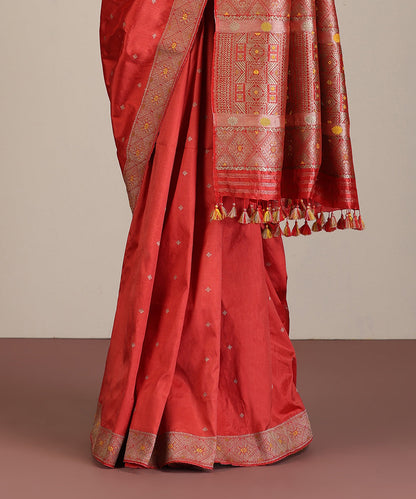Red_Handloom_Pure_Mulberry_Silk_Manjistha_Dye_Saree_With_Small_Diamond_Motifs_Booti_WeaverStory_03