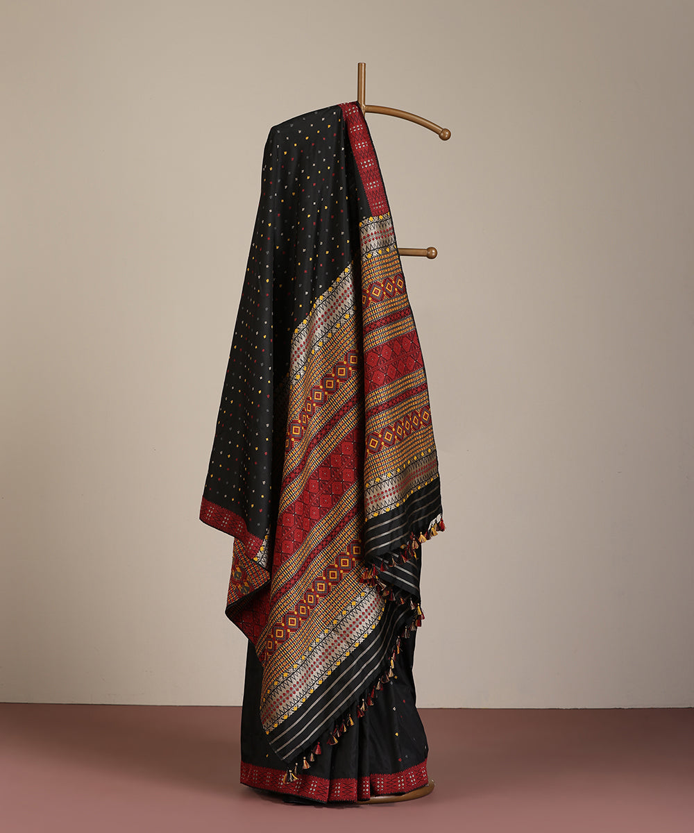 Black_Handloom_Pure_Mulberry_Silk_Myrobalan_Dye_Saree_With_Multicolour_Booti_WeaverStory_01
