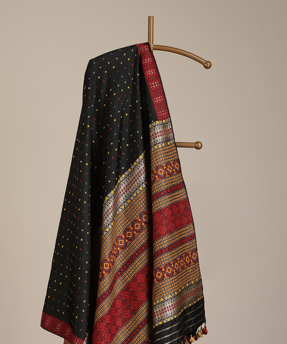 Black_Handloom_Pure_Mulberry_Silk_Myrobalan_Dye_Saree_With_Multicolour_Booti_WeaverStory_02