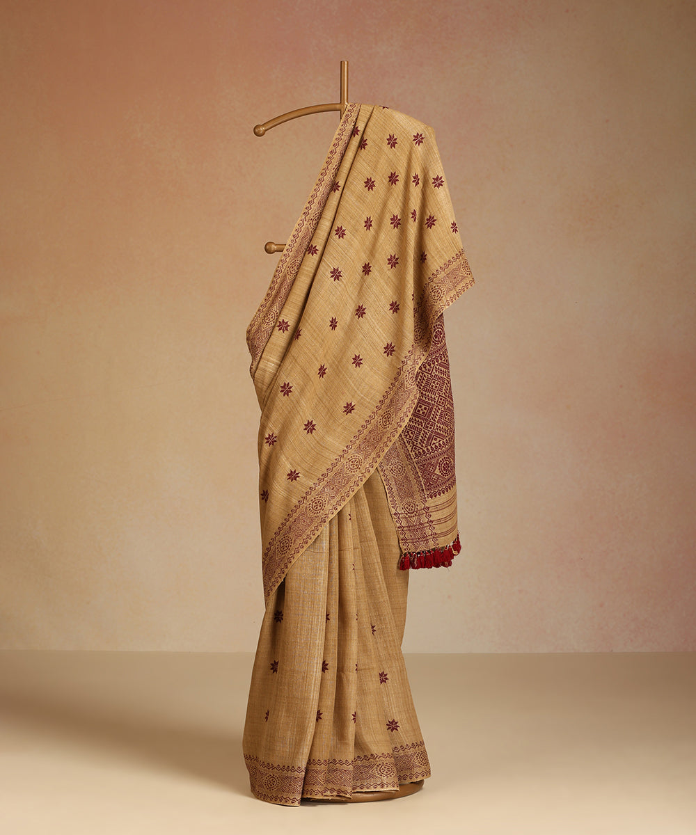 Beige_Handloom_Pure_Eri_Silk_Tea_Pluff_Dye_Saree_With_Maroon_Meena_Flowers_WeaverStory_01