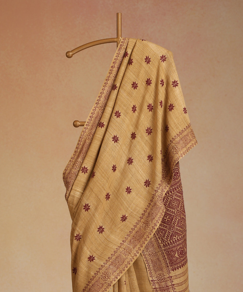 Beige_Handloom_Pure_Eri_Silk_Tea_Pluff_Dye_Saree_With_Maroon_Meena_Flowers_WeaverStory_02