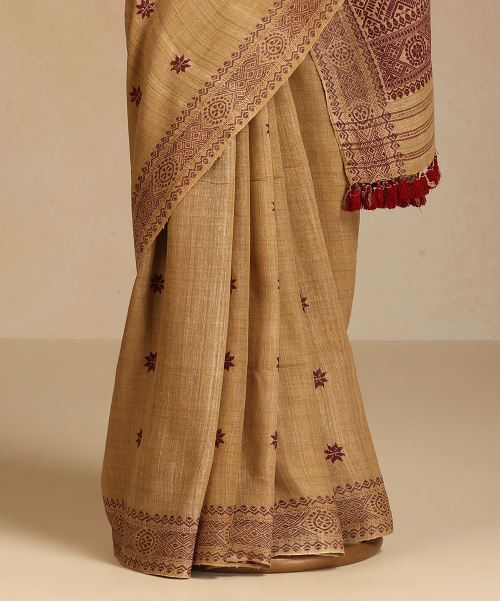 Beige_Handloom_Pure_Eri_Silk_Tea_Pluff_Dye_Saree_With_Maroon_Meena_Flowers_WeaverStory_03