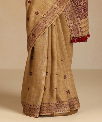 Beige_Handloom_Pure_Eri_Silk_Tea_Pluff_Dye_Saree_With_Maroon_Meena_Flowers_WeaverStory_03