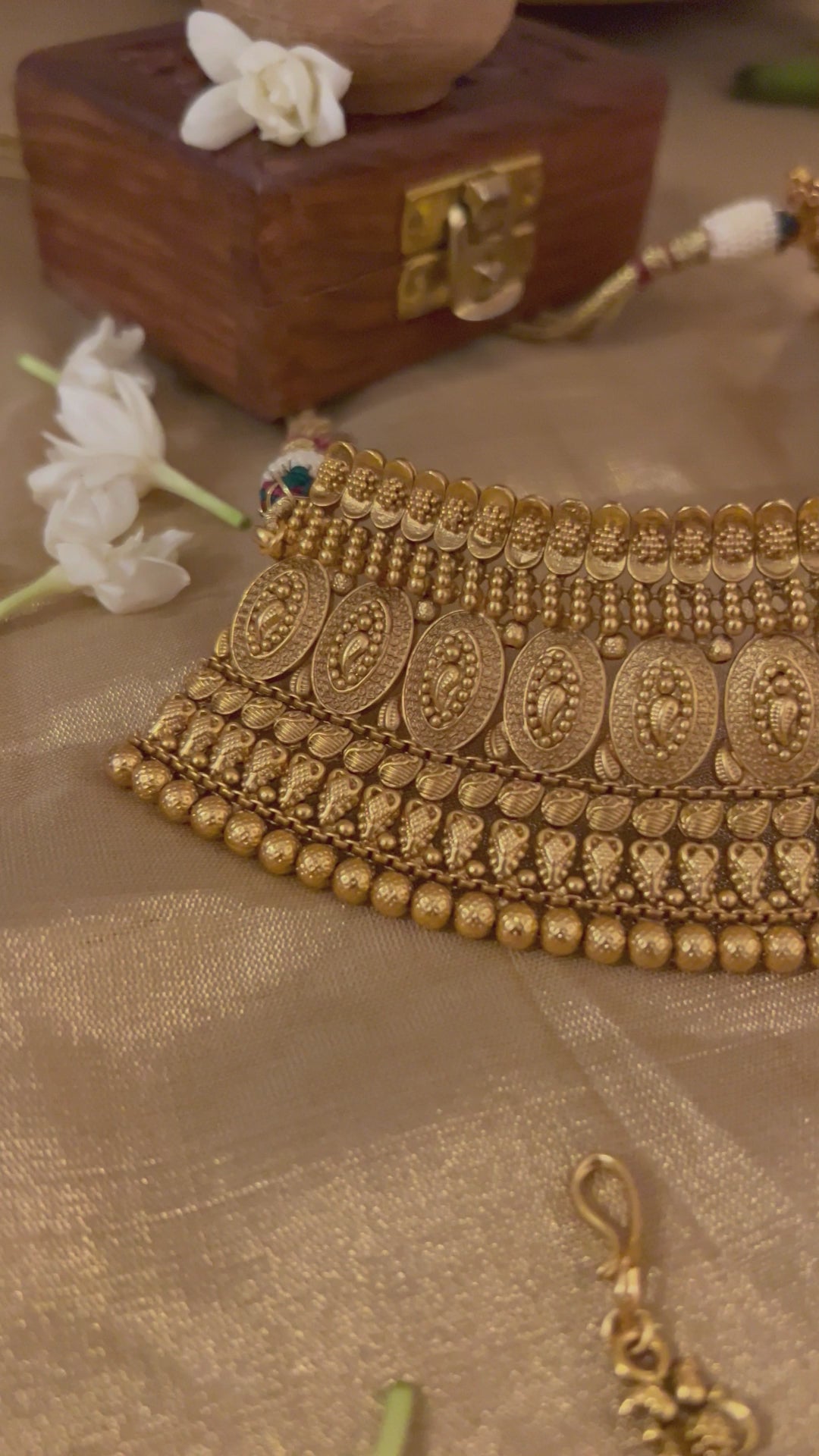 Aamaal Handcrafted Necklace With Jhumka And Maang Tikka