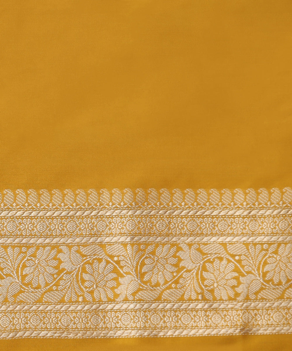 Handloom-Yellow-Pure-Katan-Silk-Banarasi-Saree-With-Kadhwa-Booti-And-Zari-Border_WeaverStory_05