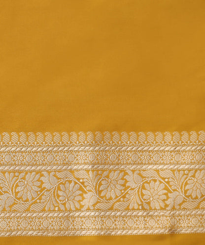 Handloom-Yellow-Pure-Katan-Silk-Banarasi-Saree-With-Kadhwa-Booti-And-Zari-Border_WeaverStory_05