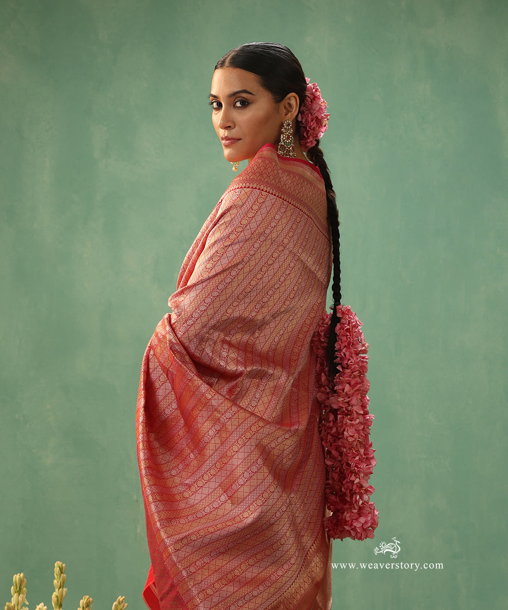 Handloom-Pink-And-Red-Shot-Colour-Pure-Katan-Silk-Kimkhab-Banarasi-Saree-With-Leaf-Border_WeaverStory_01