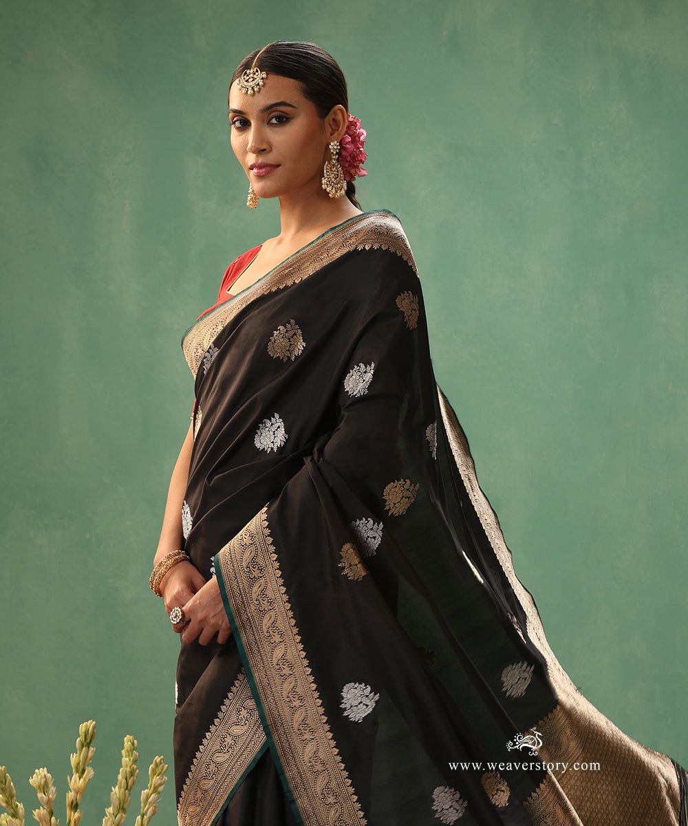 Black-Handloom-Pure-Katan-Silk-Banarasi-Saree-With-Ambi-Border-And-Green-Selvedge_WeaverStory_01