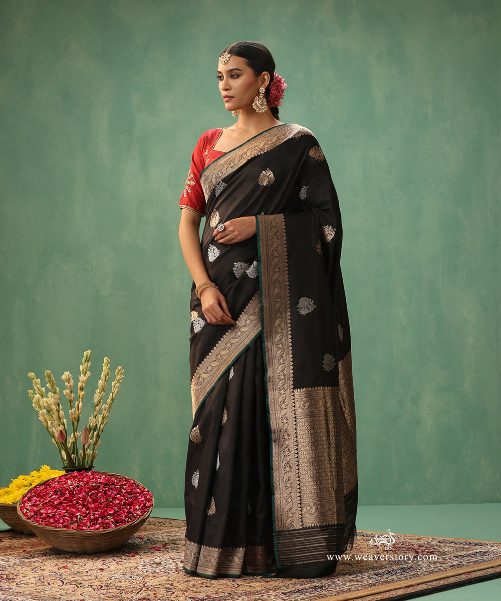 Black-Handloom-Pure-Katan-Silk-Banarasi-Saree-With-Ambi-Border-And-Green-Selvedge_WeaverStory_02