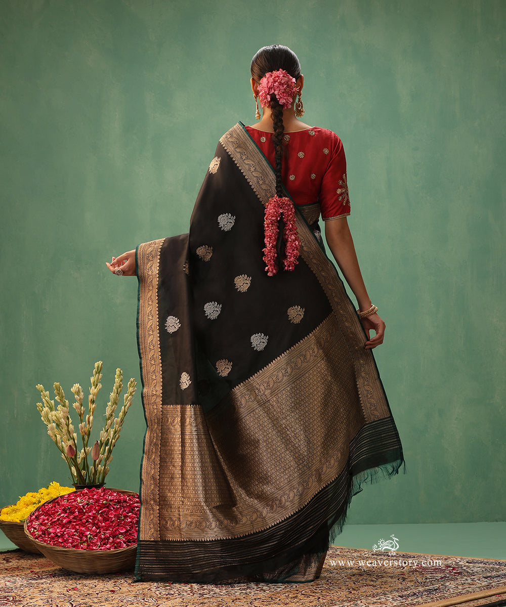 Black-Handloom-Pure-Katan-Silk-Banarasi-Saree-With-Ambi-Border-And-Green-Selvedge_WeaverStory_03