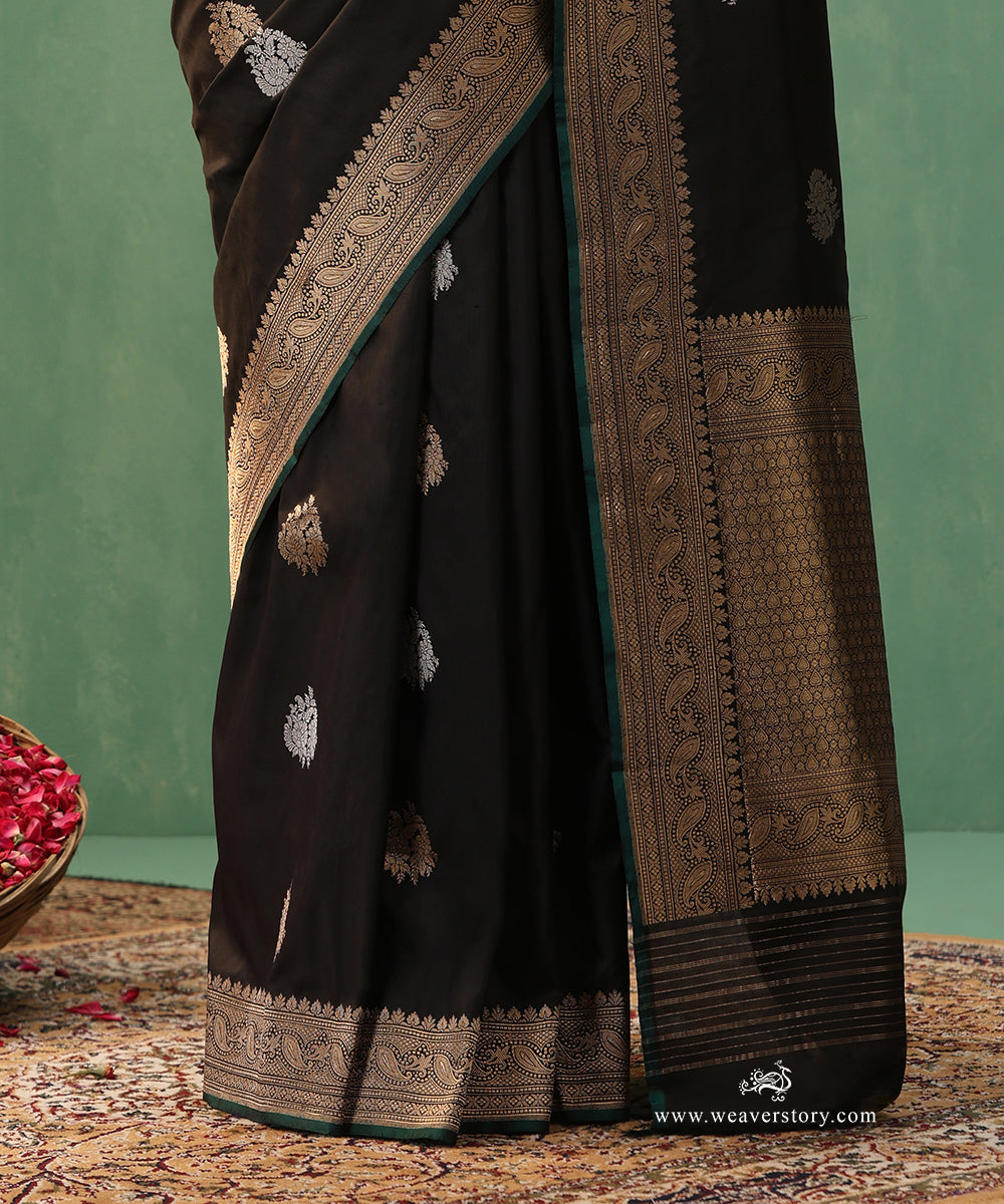 Black-Handloom-Pure-Katan-Silk-Banarasi-Saree-With-Ambi-Border-And-Green-Selvedge_WeaverStory_04