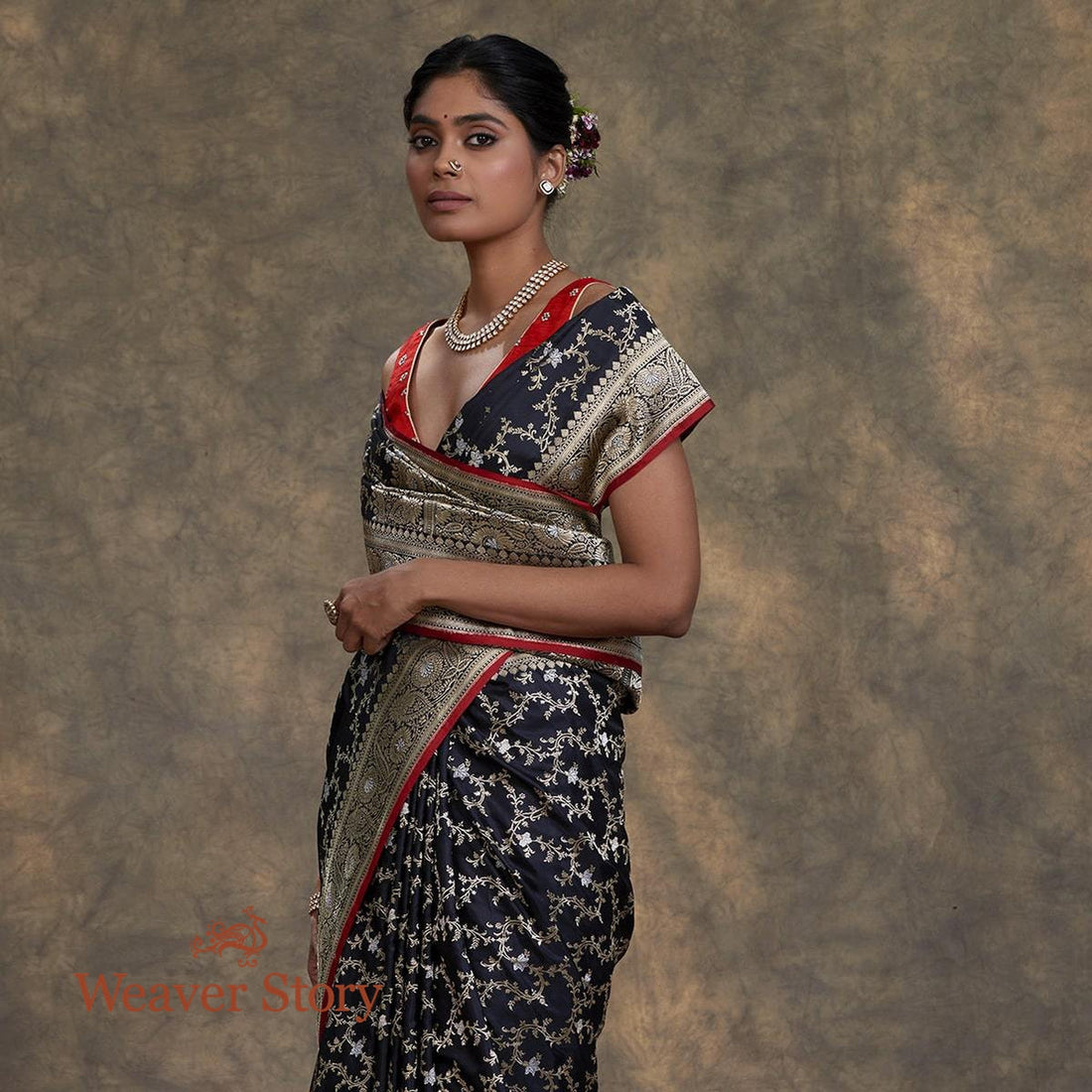 Handwoven_Black_Banarasi_Jangla_Saree_with_Red_Selvedge_WeaverStory_01