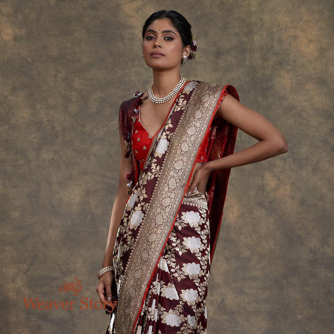 Handwoven_Burgundy_Angoor_Jangla_Saree_WeaverStory_01