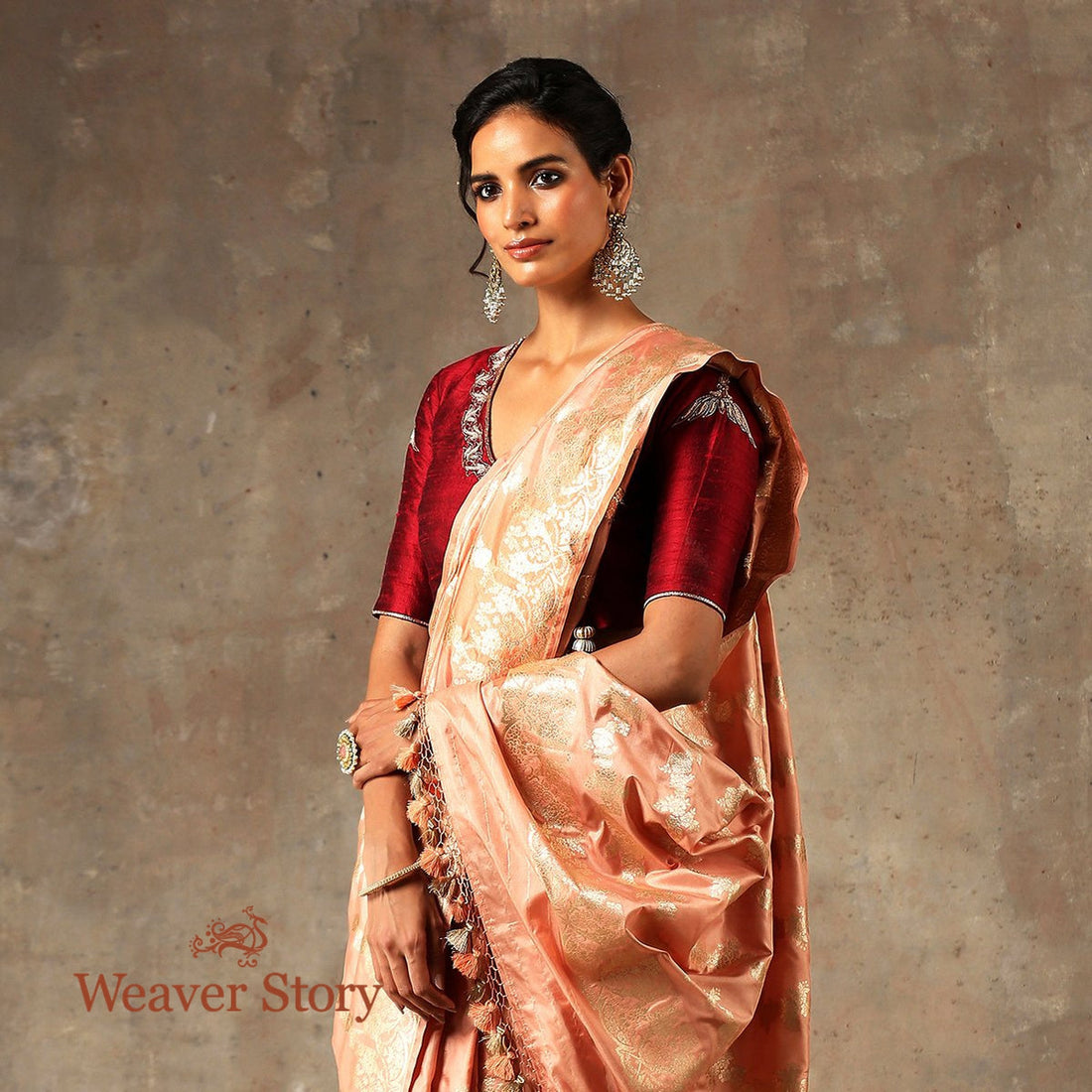 Handwoven_Dull_Peach_Banarasi_Saree_with_Floral_Scalloped_Border_WeaverStory_01