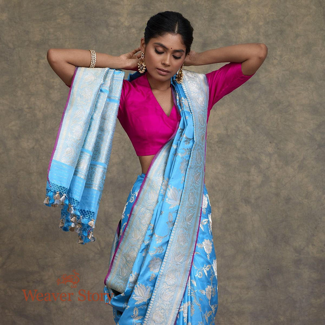 Handwoven_Firozi_Blue_Kadhwa_Jangla_Saree_WeaverStory_01