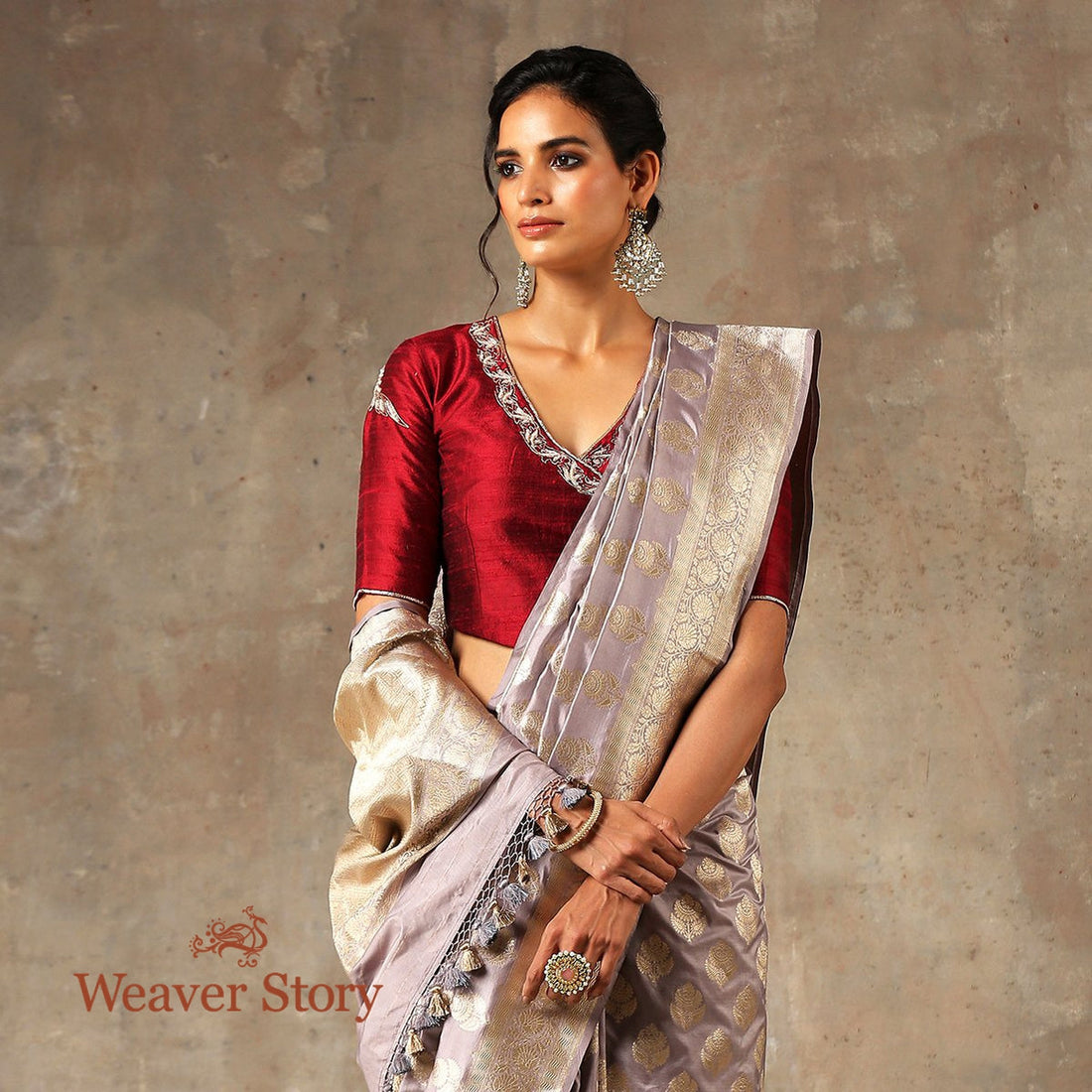 Handwoven_Grey_Banarasi_Silk_Saree_with_Leaf_Motifs_WeaverStory_01