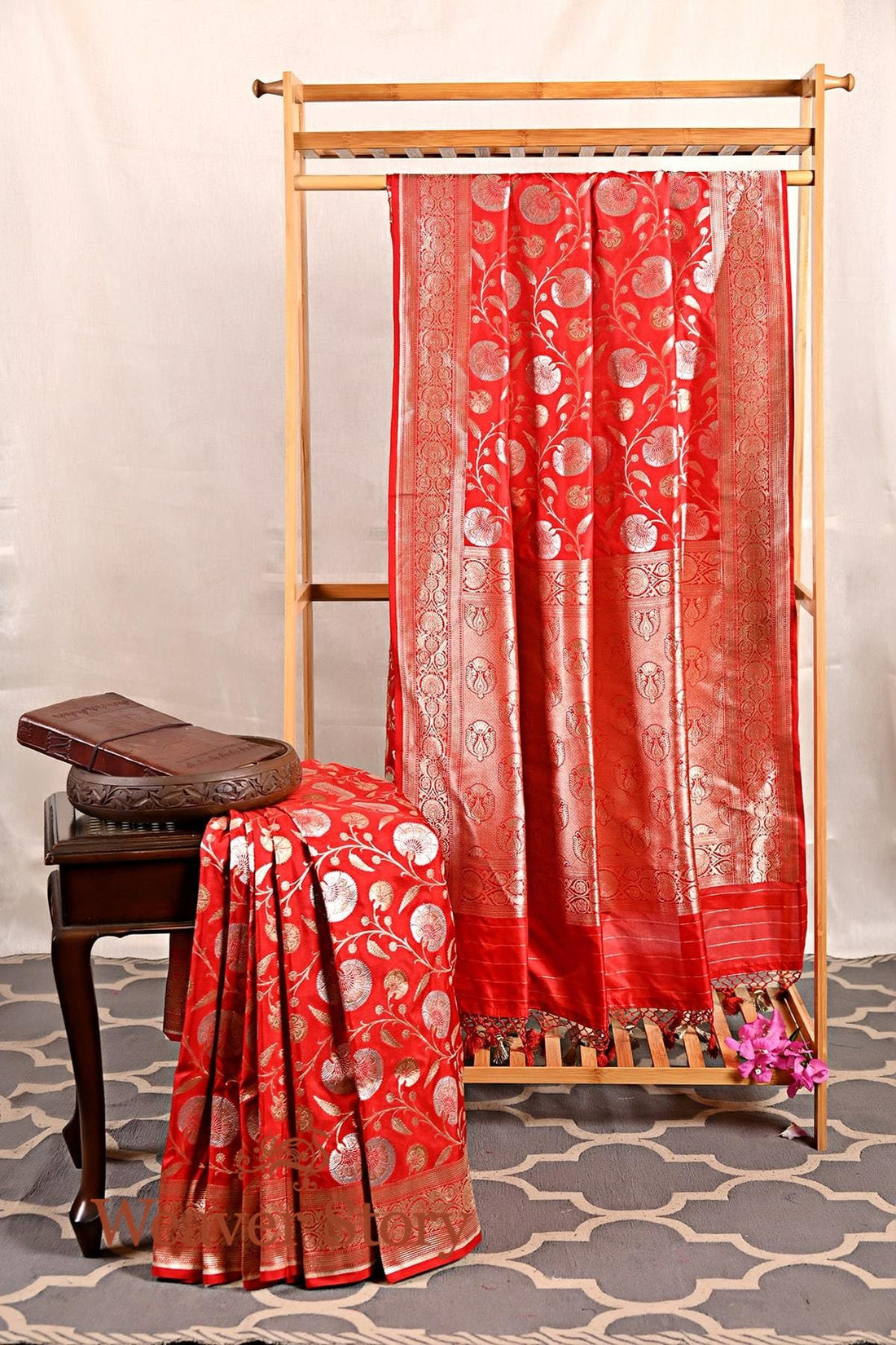 Red_Banarasi_Katan_Silk_Handloom_Banarasi_Saree_with_Dual_Tone_Zari_WeaverStory_01
