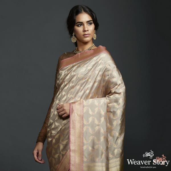 Beige_Grey_katan_silk_jangla_saree_with_kadhwa_bird_motifs_and_pink_border_WeaverStory_01