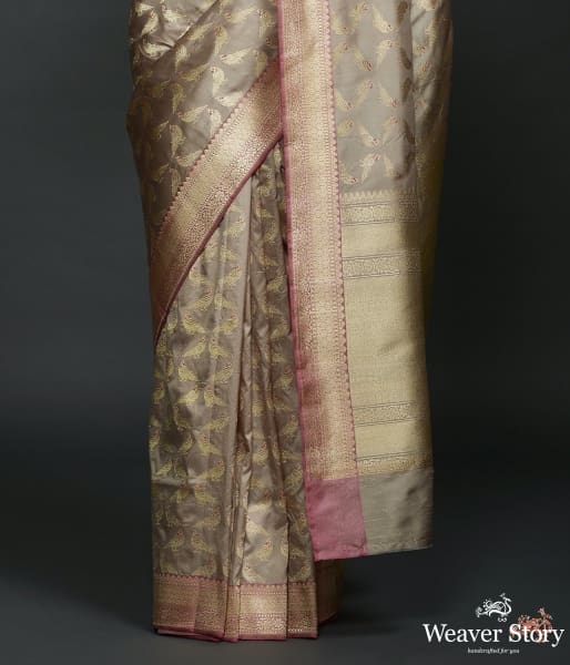 Beige_Grey_katan_silk_jangla_saree_with_kadhwa_bird_motifs_and_pink_border_WeaverStory_04